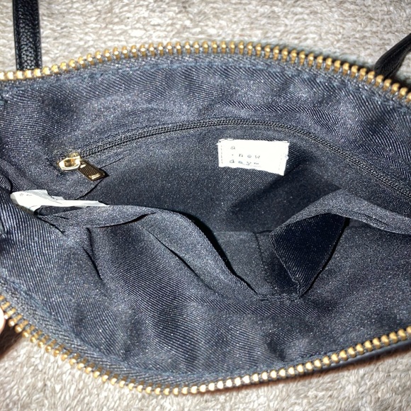 Multi-pocket crossbody - Picture 6 of 6